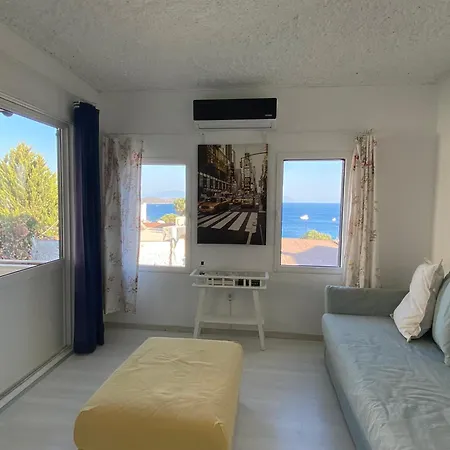 Bitez Aktur Sitesi Oezel Plajli *