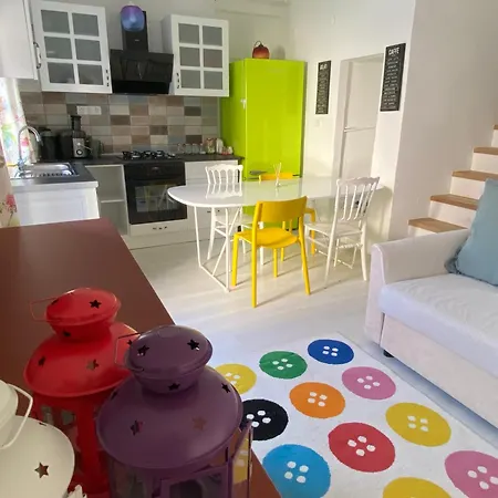 Bitez Aktur Sitesi Oezel Plajli