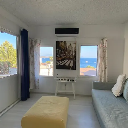 Bitez Aktur Sitesi Oezel Plajli *